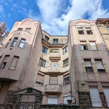 Large 4br Oasis In Ac- Bp Sky Budapest