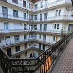 Large 4br Oasis In Ac- Bp Sky בודפשט